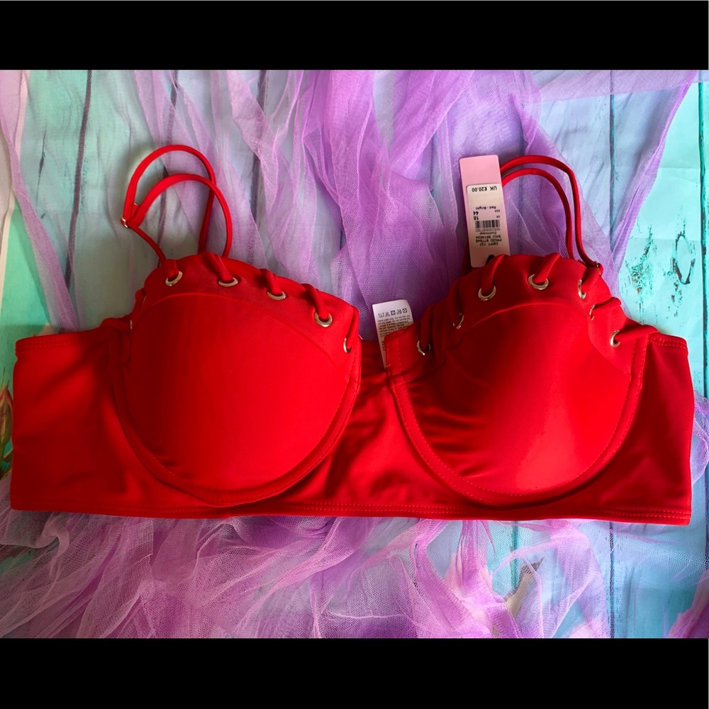 NWT🌴 cupped red eyelet bikini top